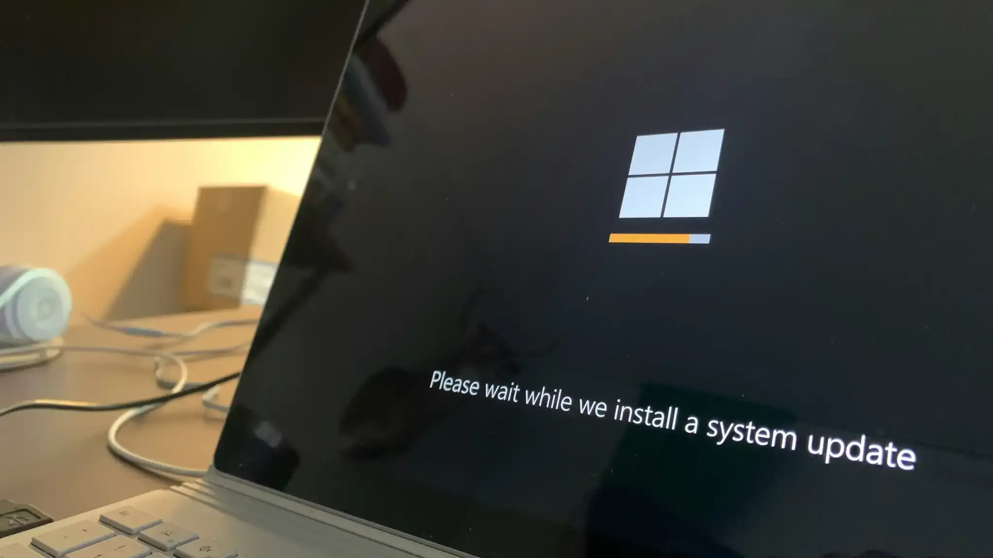 Windows-11-system-update-message-on-a-laptop-screen-2