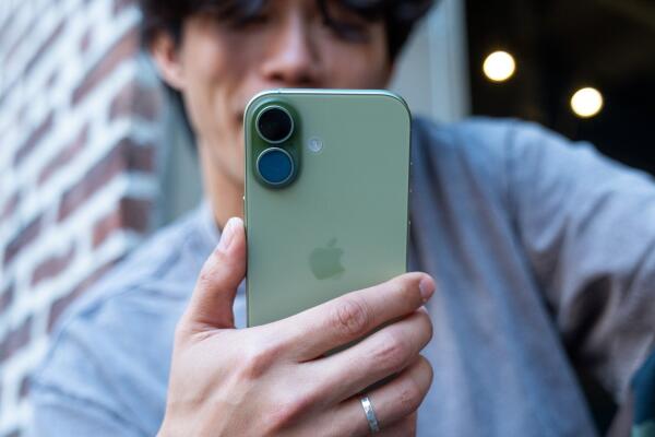 Đánh Giá iPhone 17: Mẫu iPhone Cơ Bản Mang Lại Giá Trị Tốt Nhất Trong Nhiều Năm