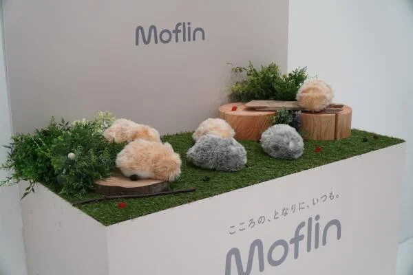 Moflin vs thú cưng truyền thống: Lợi ích và hạn chế khi nuôi thú cưng robot thay vì chó, mèo hay thú thật.