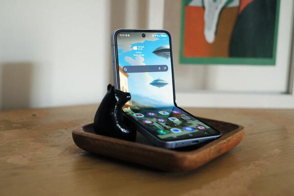 Samsung Galaxy Z Flip 6 vs Motorola Razr 50 Ultra – Cuộc đua điện thoại gập 2025