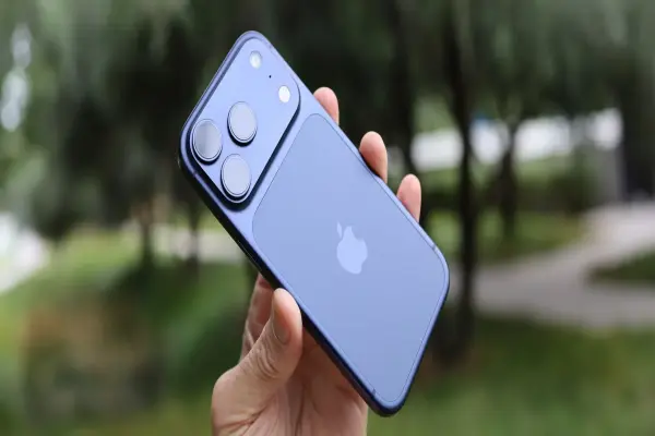 Đánh giá iPhone 17 Pro: Thiết kế mới, camera mạnh mẽ, pin bền bỉ trong thân máy nhỏ gọn