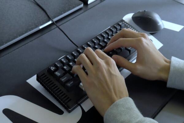 Thiết lập bàn gõ ergonomic: cách bố trí bàn phím, kê tay, góc đặt để giảm tối đa nguy cơ RSI (chấn thương lặp lại ở cổ tay)