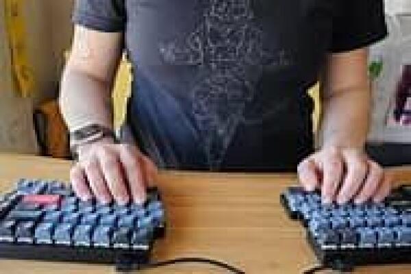 Xu hướng bàn phím ergonomic 2025: split keyboards, thumb cluster, layout tùy chỉnh và tương lai gõ tốc độ cao