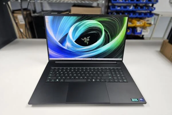 Đánh giá Razer Blade 18 (2025) – Laptop gaming cao cấp với màn hình kép