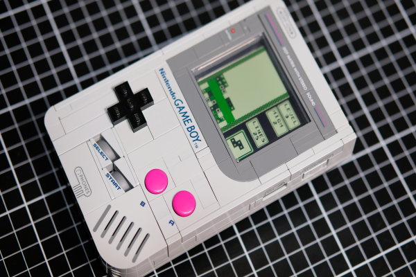 Một modder LEGO khiến máy chơi Game Boy thật chạy trên cartridge Game Boy gốc