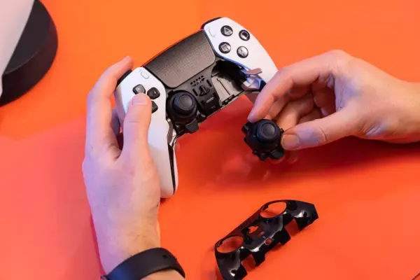 Bạn có thể tiết kiệm 30 đô la khi mua tay cầm DualSense Edge của Sony bằng cách mua hàng tân trang.