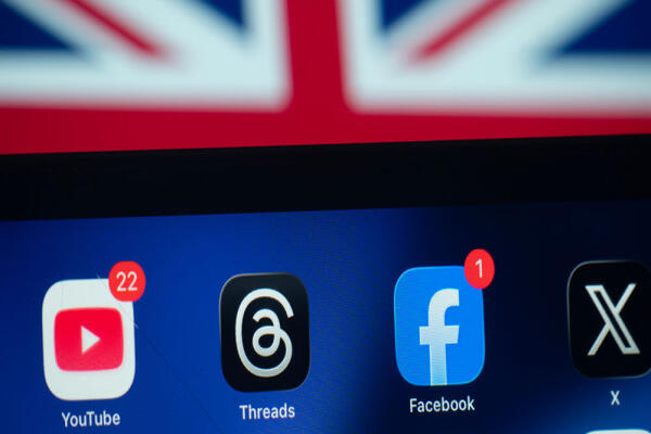 Úc cấm trẻ vị thành niên sử dụng mạng xã hội.