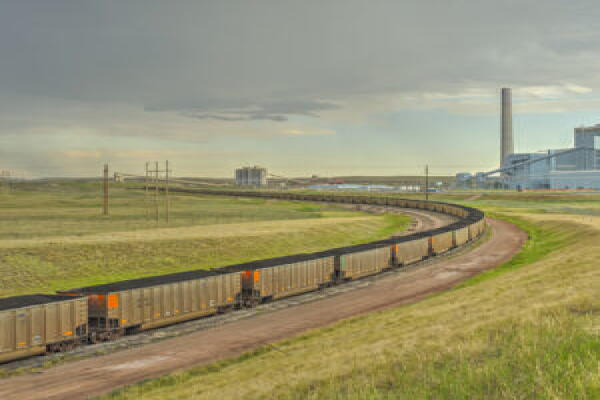 Ông Trump ra lệnh cho quân đội ký kết thỏa thuận với các nhà máy điện than.