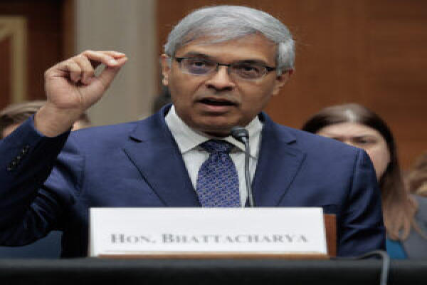 Người đứng đầu NIH, vẫn còn tức giận về COVID, muốn một cuộc cách mạng khoa học thứ hai.