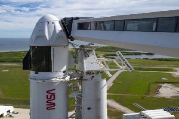 SpaceX hạ cánh cần cẩu chở phi hành đoàn của tàu Dragon, tạo lợi thế cho Starship tại Florida.