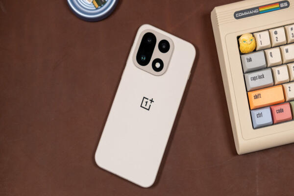 OnePlus 15 cuối cùng cũng nhận được giấy phép của FCC sau thời gian trì hoãn do chính phủ đóng cửa — đặt hàng trước đã bắt đầu.