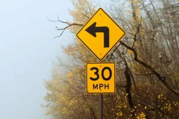 Các chuyên gia phát hiện ra rằng ô tô tự lái và máy bay không người lái tự hành có thể bị đánh lừa bởi các chỉ dẫn độc hại được viết trên biển báo giao thông.