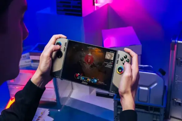 Chúng ta có thể sớm thấy một phiên bản kế nhiệm của MSI Claw 8 AI+, vì Intel hứa hẹn sẽ ra mắt nhiều thiết bị chơi game cầm tay với CPU Panther Lake.