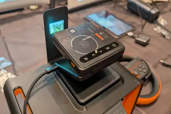 Máy chiếu bỏ túi gấp gọn Zip của Aurzen khoác lên mình diện mạo chủ đề Cyberpunk.