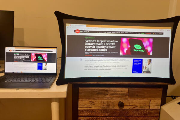 Splay là một màn hình chất lượng trung bình nhưng lại là một máy chiếu di động thú vị.