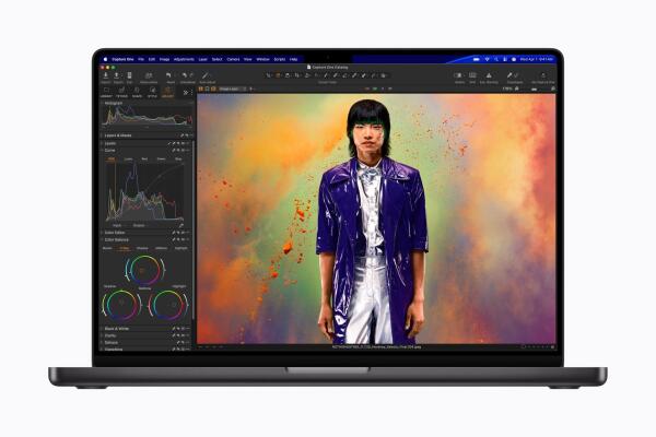 Apple giới thiệu MacBook Pro M5 Pro và Max cùng những màn hình mới đầu tiên sau nhiều năm.