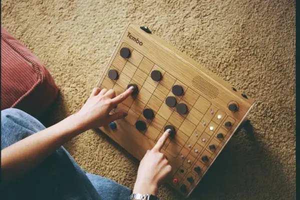 Tembo là một cỗ máy đánh trống vui tươi nghĩ rằng đó là một bàn cờ