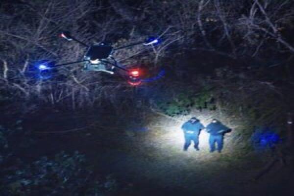 Máy bay không người lái mới của lực lượng cảnh sát BRINC sử dụng công nghệ Starlink, mang theo Narcan và có khả năng truy đuổi xe cộ với tốc độ 60 dặm/giờ.