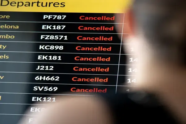 Cuộc chiến của Trump với Iran đã khiến một triệu tờ rơi — mắc kẹt như thế nào và khiến sân chơi yêu thích của vùng Vịnh rơi vào hỗn loạn