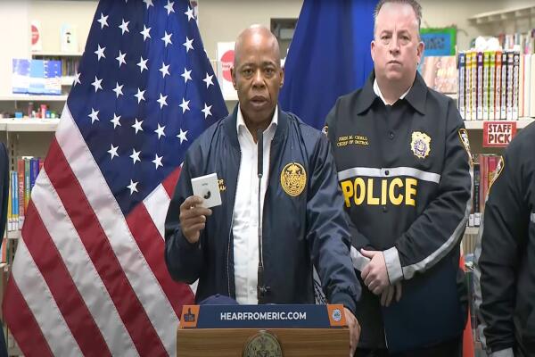 Thị trưởng NYC bị truy tố với FBI: Tôi quên mật mã điện thoại của mình