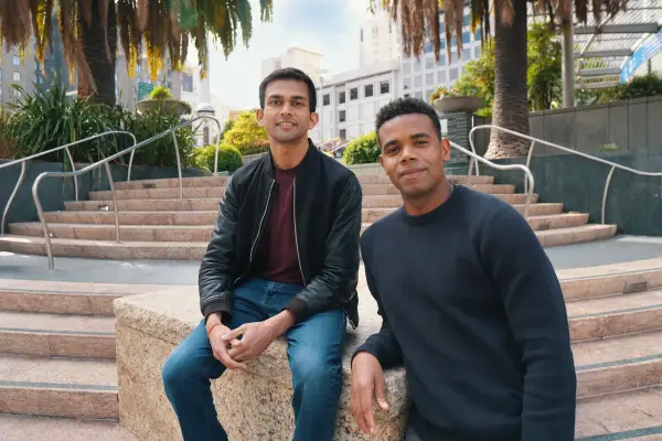 Ứng dụng “vibe coding” tìm cách tái xây dựng sau khi bị gỡ khỏi App Store hai lần