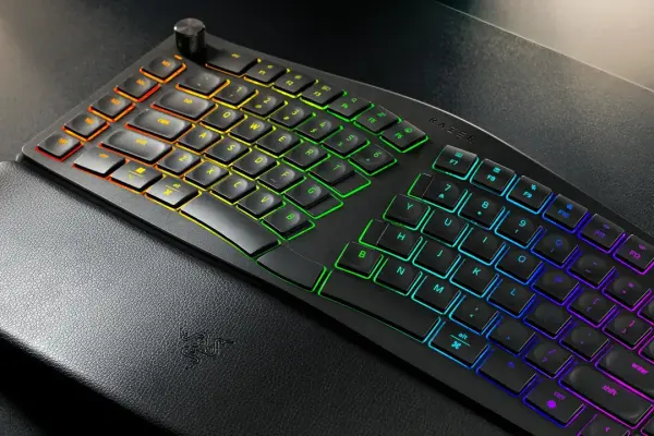 Bàn phím tiện dụng chia tách đầu tiên của Razer đặt các phím phụ trong tầm tay của ngón tay cái của bạn