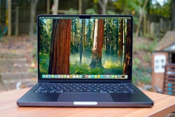 MacBook Pro có màn hình cảm ứng? Đã đến lúc Apple thay đổi