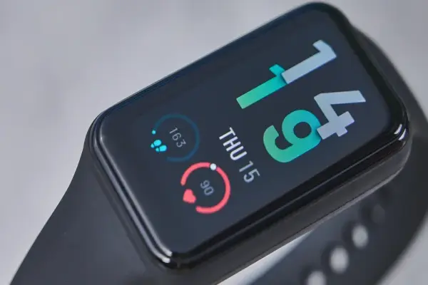 Các tiêu chí quan trọng khi mua fitness tracker: GPS, pin, cảm biến sức khỏe, kiểu dáng, phần mềm theo dõi