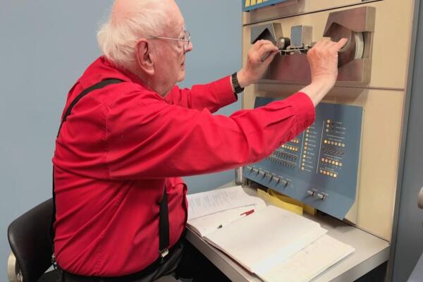 Máy tính 65 năm tuổi được lập trình để phát bài nhạc "Olson" của Boards of Canada