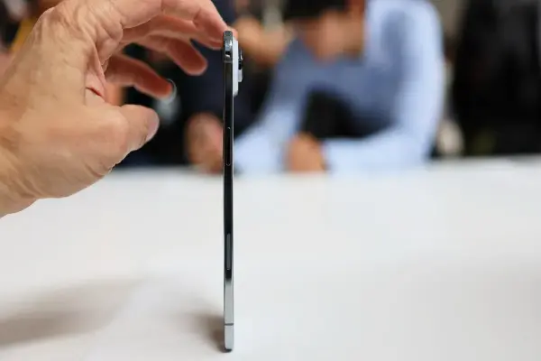 Trải Nghiệm iPhone Air: Mỏng Nhẹ "Gây Nghiện", Liệu Có Đủ Sức Thay Thế Pro Max?