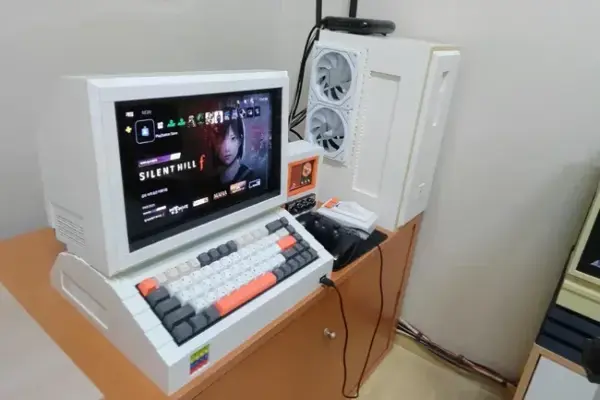 Người đam mê công nghệ xây dựng toàn bộ hệ thống PC từ gạch kiểu Lego — Bao gồm màn hình OLED kiểu máy trạm và bàn phím cơ, với đồng hồ để bàn sử dụng iPhone 6