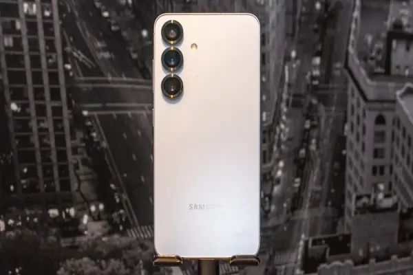 Samsung Galaxy S26: Tin Đồn Đổi Tên Và Rủi Ro Từ iPhone 17 Pro