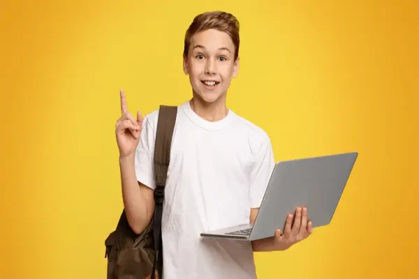 Trẻ có thực sự cần laptop? Những điều cha mẹ nên biết