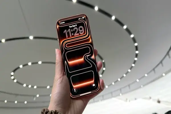 iPhone 17 Pro – thiết kế liền khối và “camera plateau” gây ấn tượng mạnh khi cầm trên tay