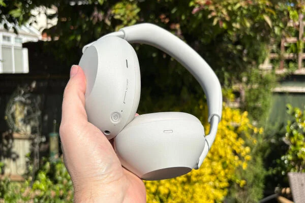 Sony WH-1000XM6: Tính năng và hiệu suất trong môi trường văn phòng ồn ào