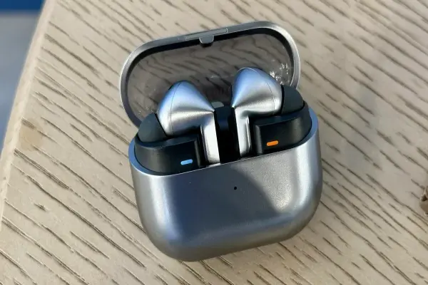 Đánh Giá Samsung Galaxy Buds 3 và Galaxy Buds 3 Pro: Phiên Bản “AirPods” Nhưng Thực Sự Đáng Giá