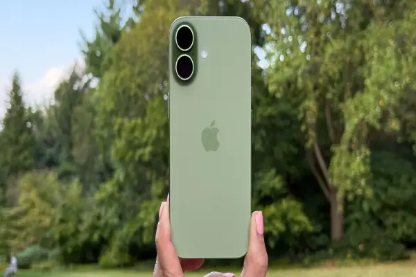 Đánh Giá iPhone 17: Màn Hình ProMotion 120Hz, Camera Kép 48MP & Chip A19 – iPhone Giá Trị Nhất