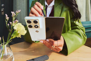 Motorola hé lộ Razr Fold, một chiếc điện thoại gập kiểu sách sẽ ra mắt vào mùa hè này.