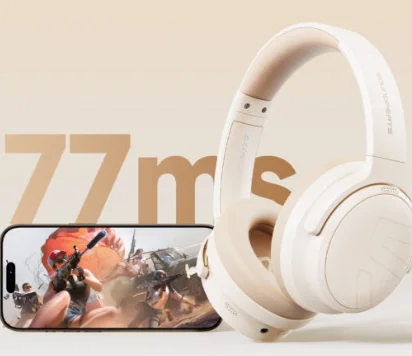 Tai nghe SoundPEATS Space Pro có thiết kế chụp tai hiện đại, với hai bên chụp tai lớn hình tròn, ôm trọn vành tai, được bọc lớp đệm dày bằng da mềm mại, tạo cảm giác êm ái khi đeo lâu. Phần khung nối giữa hai bên tai nghe là một vòng kim loại bọc nhựa, có thể điều chỉnh độ dài linh hoạt để vừa với nhiều kích cỡ đầu. Bề mặt bên ngoài chụp tai có thiết kế phẳng, hơi bóng, mang vẻ sang trọng và tối giản. Tổng thể tai nghe toát lên phong cách mạnh mẽ nhưng vẫn tinh tế, phù hợp cả khi sử dụng trong môi trường làm việc lẫn giải trí cá nhân.