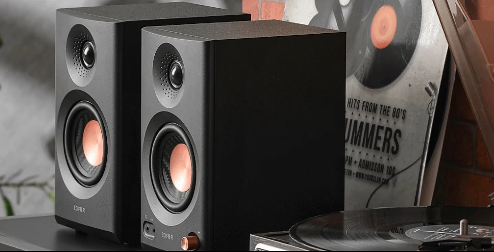 Loa Edifier MR3 có thiết kế vuông vức, kích thước nhỏ gọn vừa tay, với thùng loa bằng gỗ MDF chắc chắn. Mỗi loa gồm một loa trầm 3.5 inch ở phần dưới và một loa tweeter vòm lụa 1 inch ở phần trên, được bảo vệ bởi lưới mịn. Mặt sau có các núm xoay điều chỉnh âm cao, âm trầm, cùng các cổng kết nối như TRS, RCA, AUX và tai nghe. Tổng thể loa mang vẻ hiện đại, đơn giản, phù hợp đặt trên bàn làm việc hoặc kệ sách.