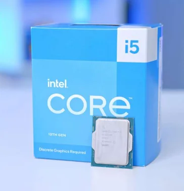 "CPU Intel® Core™ i5-13400F là một bộ vi xử lý nhỏ gọn, hình vuông, với bề mặt kim loại màu bạc sáng bóng. Trên mặt chip có in tên sản phẩm và mã hiệu bằng chữ đen rõ ràng. Sản phẩm thường được đóng gói trong hộp giấy thiết kế cứng cáp, tông màu xanh dương đặc trưng của Intel, nổi bật với logo Intel và hình ảnh minh họa bộ vi xử lý ở mặt trước."