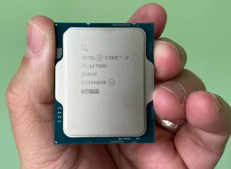 Sản phẩm là một bộ vi xử lý Intel Core i7-14700 thế hệ thứ 14, có hình dạng vuông nhỏ gọn với bề mặt phẳng bằng kim loại sáng bóng màu bạc. Trên mặt chip có các dòng chữ nhỏ ghi tên và thông số kỹ thuật. Các cạnh của bộ vi xử lý đều thẳng, sắc nét, và mặt dưới có hàng nghìn chân tiếp xúc nhỏ li ti để kết nối với bo mạch chủ. Tổng thể, sản phẩm mang thiết kế hiện đại, chắc chắn và tinh tế, phù hợp cho các máy tính để bàn cao cấp.