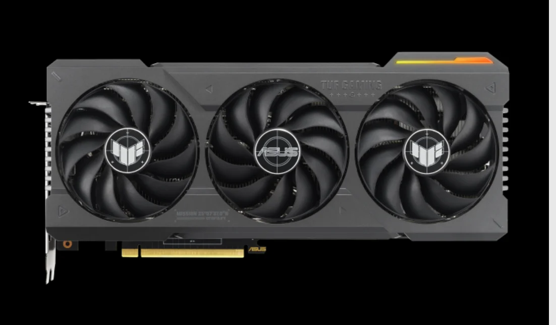 Card màn hình ASUS TUF Gaming GeForce RTX 4070 Ti SUPER OC 16GB có thiết kế cứng cáp với khung vỏ kim loại màu xám đen, bề mặt nhám nhẹ. Mặt trước nổi bật với ba quạt làm mát lớn, cánh quạt thiết kế khí động học, giúp tối ưu luồng gió. Card có kích thước dài và rộng, với các khe tản nhiệt ở hai bên và mặt trên, tạo nên tổng thể chắc chắn và hiện đại, phù hợp với các bộ máy chơi game cao cấp.