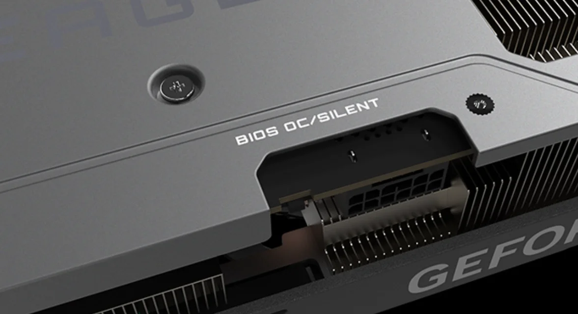 Card đồ họa Gigabyte RTX 4070 SUPER EAGLE OC ICE 12G có thiết kế nổi bật với tông màu trắng mờ tinh tế, tạo cảm giác băng giá và hiện đại. Mặt trước là ba quạt nhỏ xếp đều, các cánh quạt có kiểu dáng sắc nét và tinh xảo. Logo hình chim ưng màu xanh dương ánh kim nổi bật trên nền trắng, tạo điểm nhấn cá tính. Mặt sau được bảo vệ bằng tấm kim loại chắc chắn, giúp tăng độ bền và hỗ trợ tản nhiệt. Tổng thể card có hình dáng dài, thiết kế góc cạnh, phù hợp với những bộ máy mang phong cách sáng hoặc tối giản.