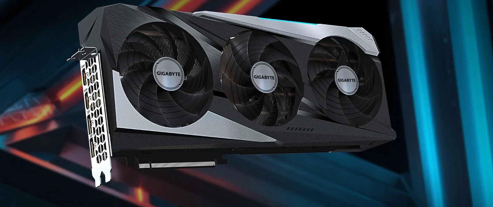 Card đồ họa Gigabyte Radeon RX 6950 XT Gaming OC 16GB có thiết kế mạnh mẽ với ba quạt làm mát lớn màu đen, viền cạnh cứng cáp và các đường nét góc cạnh sắc sảo. Thân card được làm từ kim loại và nhựa chắc chắn, bề mặt nhám giúp chống bám dấu vân tay. Mặt sau là tấm kim loại phẳng, tạo sự vững chắc và hỗ trợ tản nhiệt thụ động. Tổng thể card có kích thước lớn, hình chữ nhật dài, thể hiện phong cách hiện đại, chuyên nghiệp và đậm chất gaming.