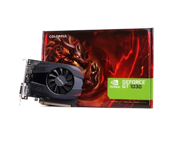 Card màn hình Colorful GT 1030 2G V3-V có thiết kế nhỏ gọn, màu đen đơn giản. Mặt trước gồm một quạt làm mát cỡ nhỏ nằm lệch về một bên, được bao quanh bởi lớp vỏ nhựa có các đường vát nhẹ. Phần tản nhiệt bằng nhôm lộ ra bên dưới lớp vỏ. Mặt sau là bảng mạch trần với các linh kiện điện tử gọn gàng. Tổng thể card có chiều cao thấp, phù hợp với các thùng máy nhỏ, mang dáng vẻ thực dụng và tinh giản.