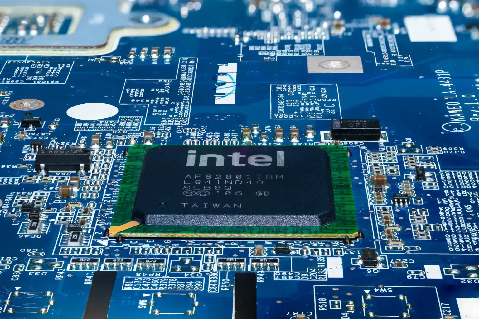 Closeup-of-Intel-chip-with-Intel-brand-on-a-motherboard