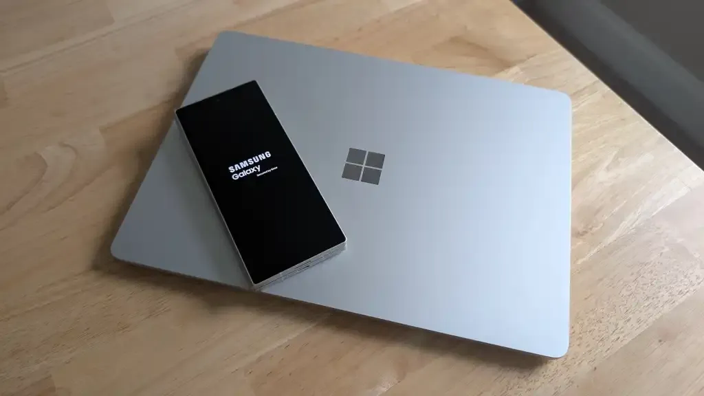 Samsung-Galaxy-Fold-and-Surface-Laptop-7-1