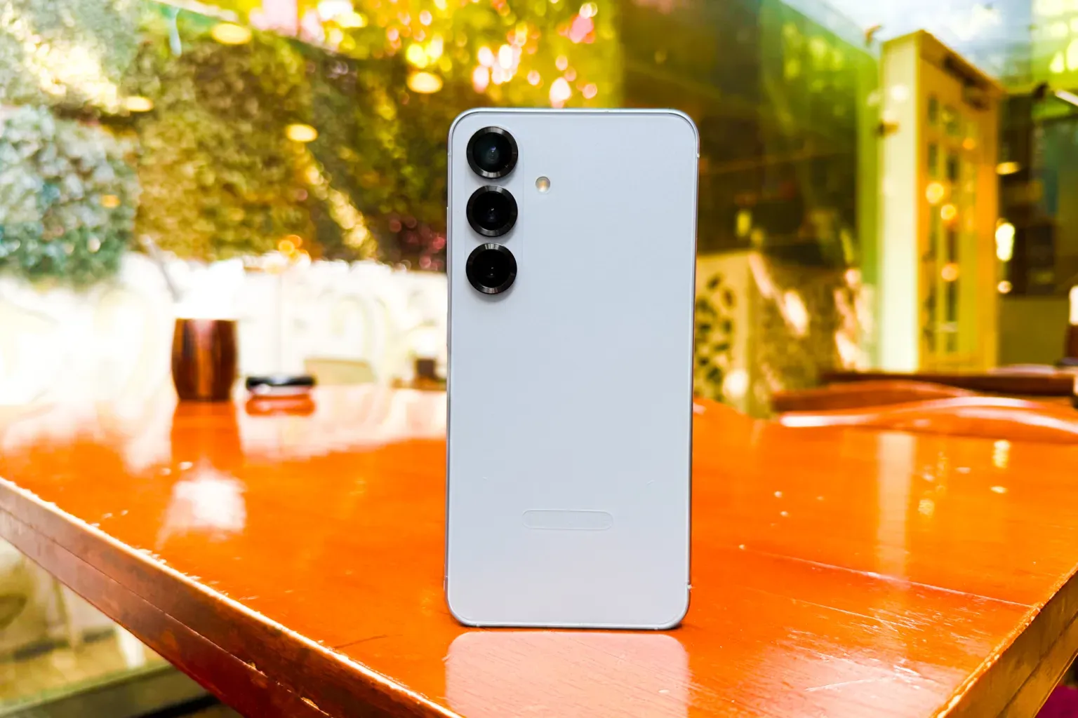 Samsung-galaxy-s25-rear-straight-title