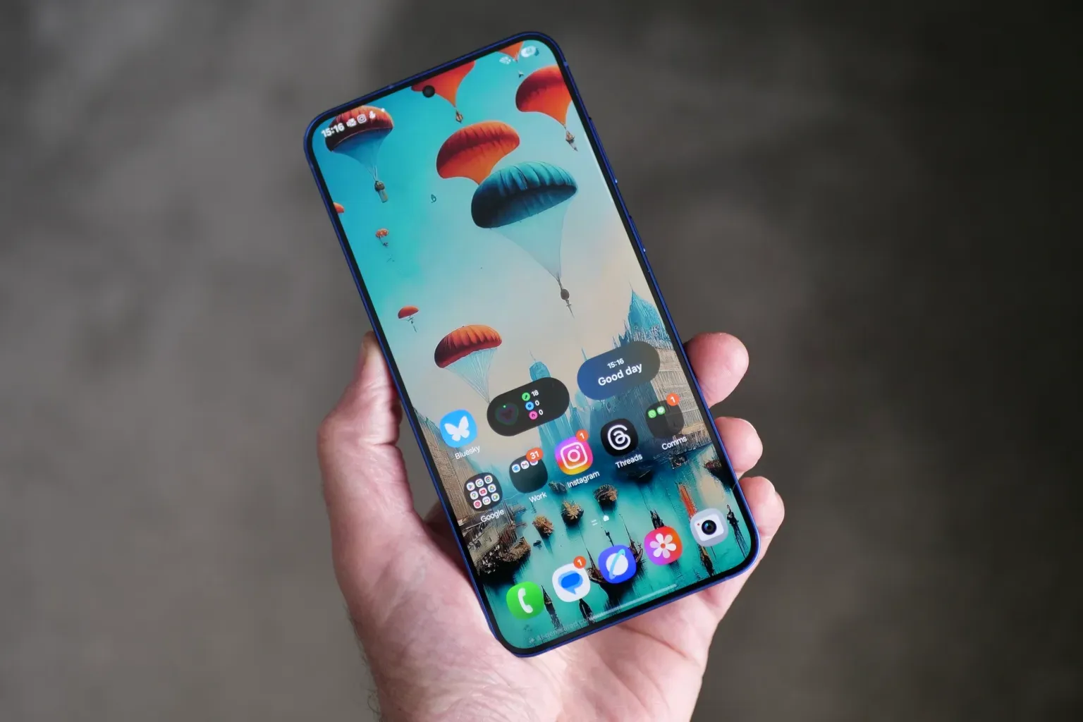 galaxy-s25-plus-screen-hand